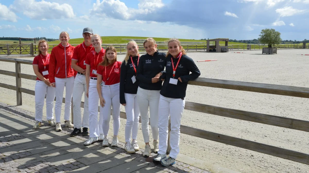 Inden det for alvor gik løs - og inden de unge avlere vidste, at de to dage senere havde klaret det meget bedre end forventet. Fra venstre Anine Parslov Vogelsang, Holbæk, Anne-Sofie Wowk Jepsen, Holbæk, Viktor Hjortshøj Kristensen, Aarhus, Astrid Østergaard Sørensen, Silkeborg, Cecilia Zaramba Jensen, Kolding, Nicoline Holm Larsen, Odense, Klara Øskov Olesen, Hobro og Karoline Øskov Olesen, Hobro. Foto: Camilla Bønløkke