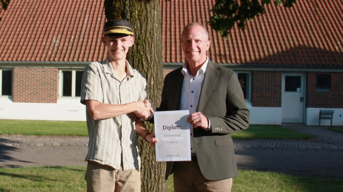 Magnus Nordendahl får overrakt sit legat fra Anders Mogensen, erhvervsdirektør i Sydbank Landbrugscenter Midt. Foto: Sydbank Fonden.