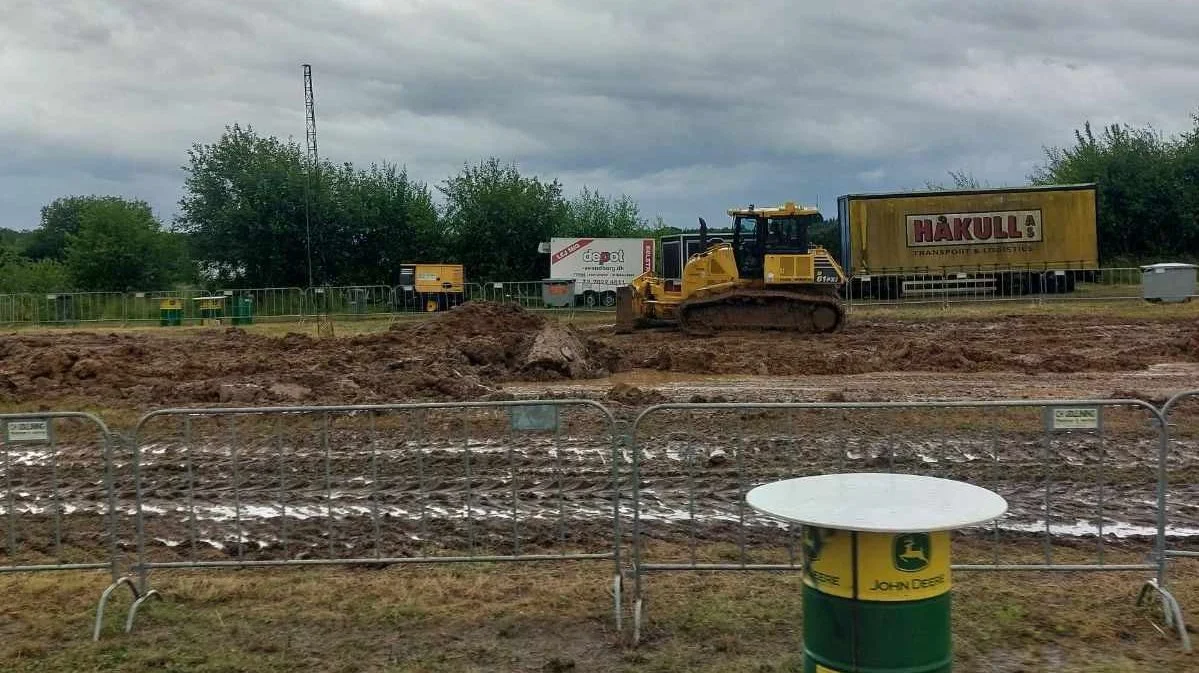 Der blev hentet gravko og dozer ind for at gøre banen klar til trækket efter, at der kom 26 millimeter vand lige inden start.