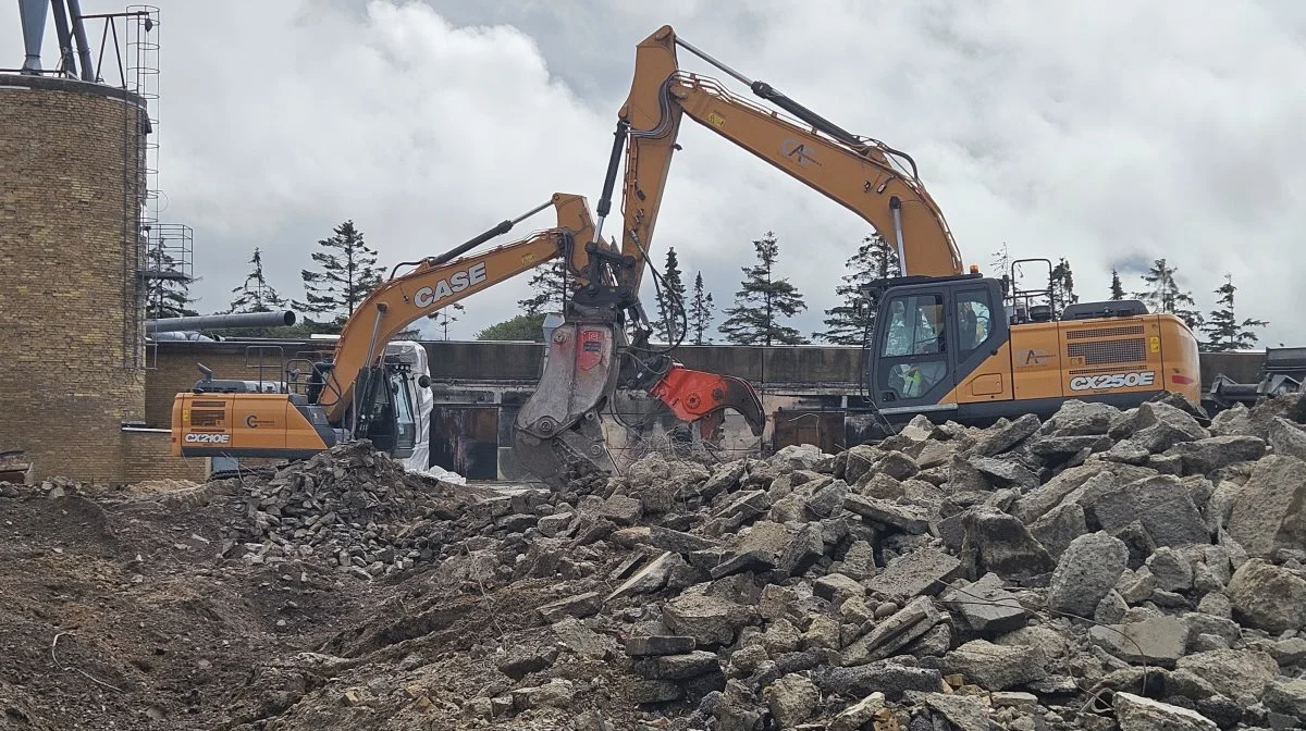 Mens en del af maskineriet knokler løs i Gedsted, er der også gang i større projekt ved Hillerød, hvor en stor gård skal vige pladsen for et nyt sommerhusområde.