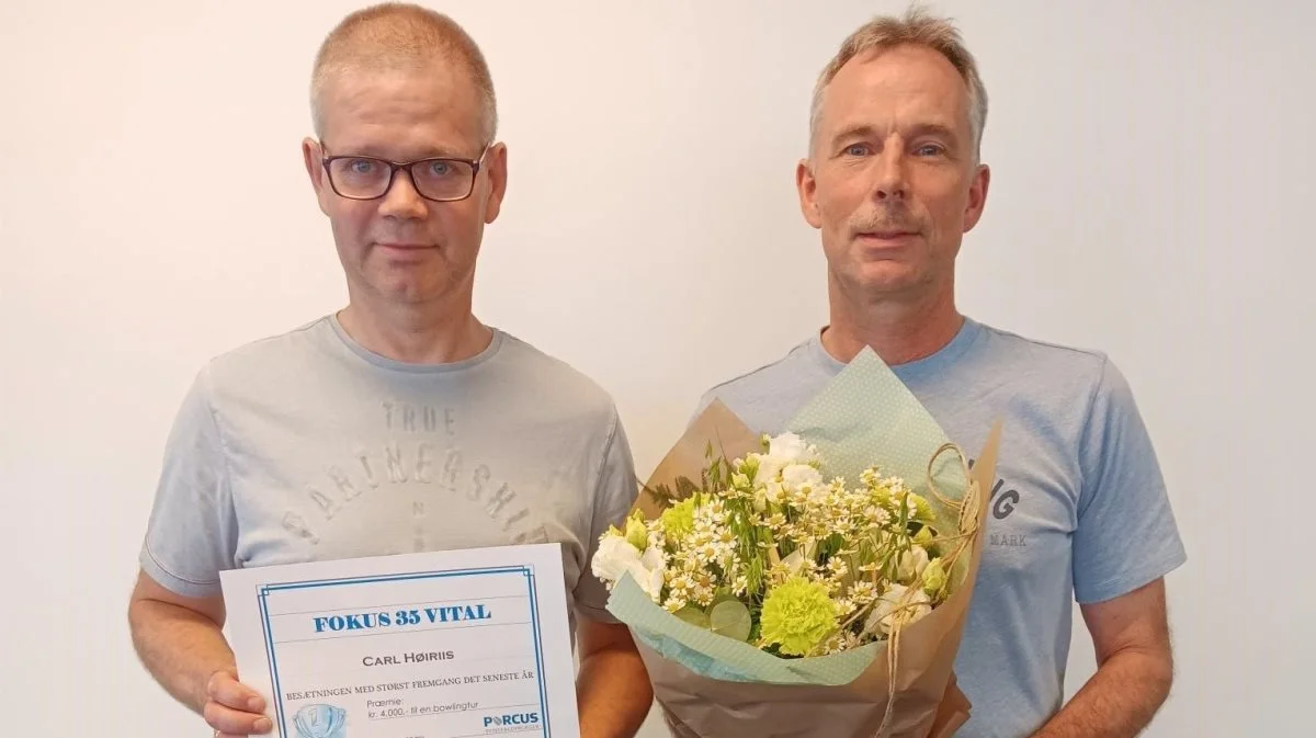 Kent Lind Madsen med gavekortet og Carl Høiriis med buketten modtog Porcusprisen for største fremgang.