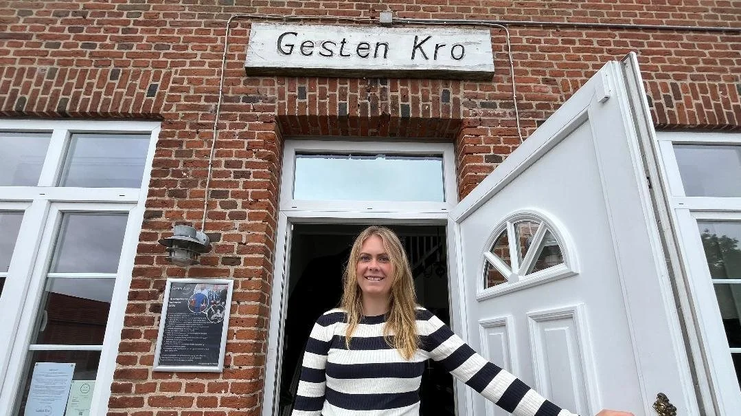 De lokale er gode til at støtte op om Gesten Kro, fortæller krobestyrer Bolette Olesen Lomborg, som dog også glæder sig over, at folk kører langvejs fra for eksempelvis at få den traditionsrige omgang stegt flæsk med persillesovs. Foto: Christian Ingemann Nielsen.