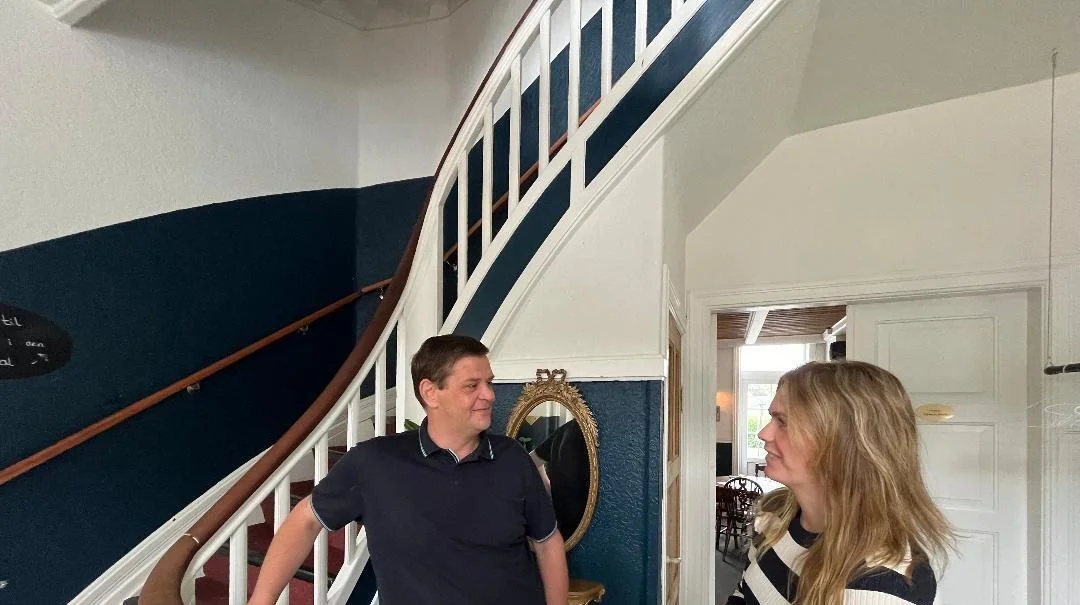 Lige her ved trappen skal søjleelevatoren etableres, formentlig til vinter. Både restaurantchef René Bjerregaard og krobestyrer Bolette Olesen Lomborg ser gerne, at den store sal på førstesalen kommer endnu mere i brug, og det kræver ordentlige adgangsforhold. Foto: Christian Ingemann Nielsen. 