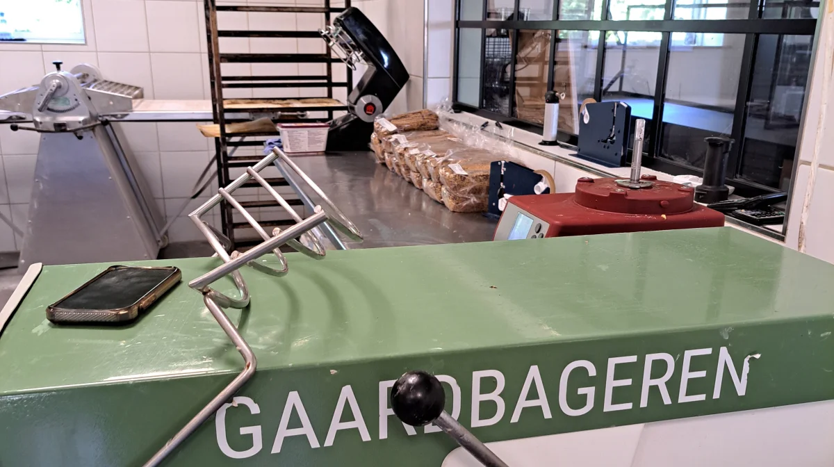 Bageriet er indrettet i et tidligere pelseri. Parret Camilla Vinther Jakobsen og Carsten Rahbek fik støtte fra den statslige pulje til ombygningen – og udførte arbejdet selv. Bageudstyr har de selv investeret i. Fotos: Lone Lærke Krog