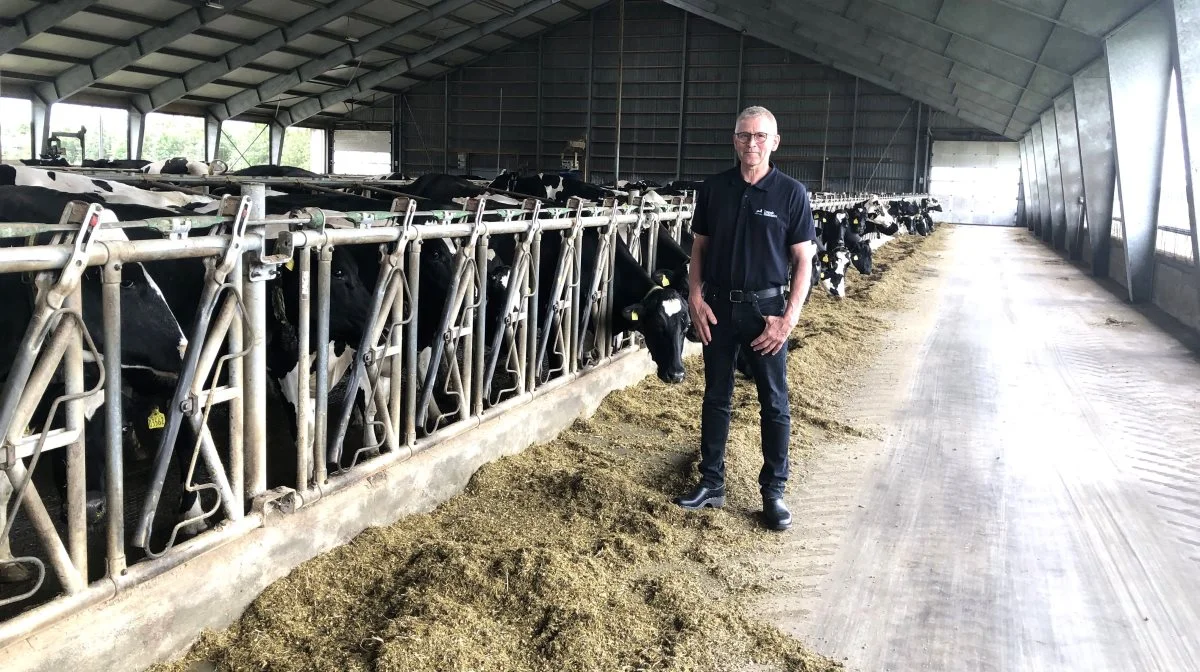 Flemming Petersen i den nye stald, som snart også kommer til at omfatte malkerobotter. Fotos: Karsten Himmelstrup