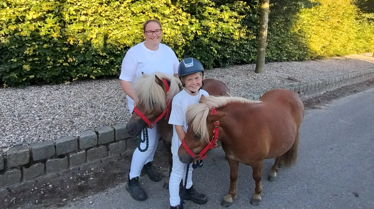 Interessen for Shetlandsponyer deler Mathilde Lørup med datteren Mette Marie.