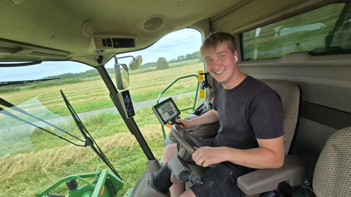 I den anden mejetærsker er Christoffer Stougaard pilot.