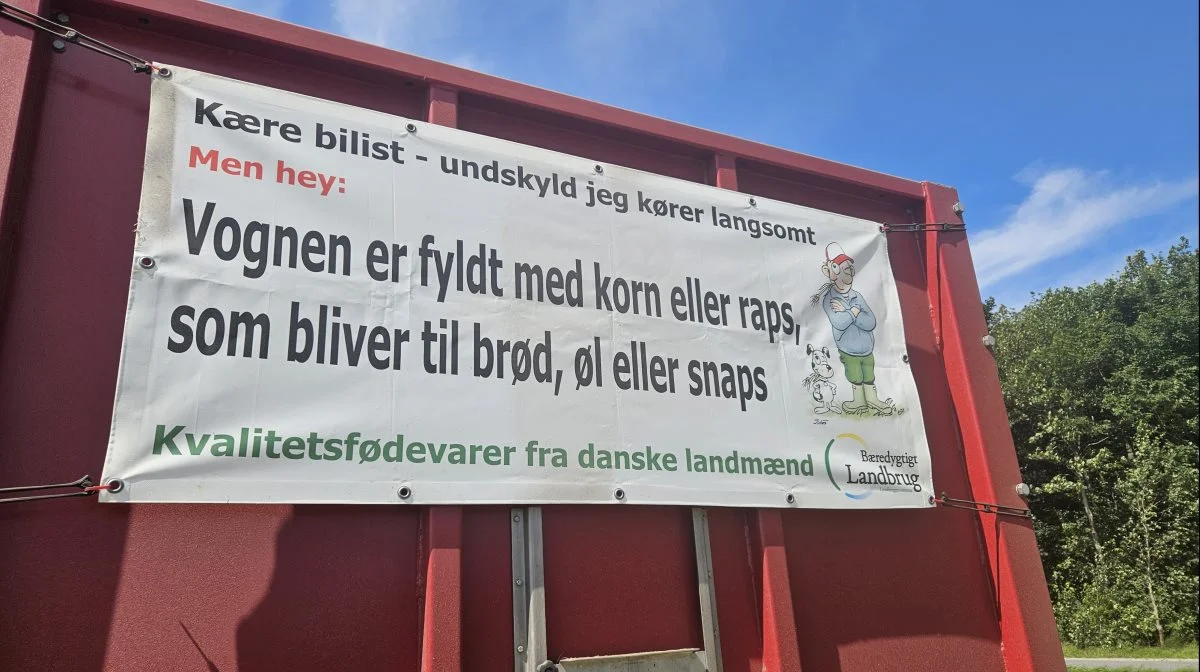 - Det er ikke for at irritere nogen, at vi har det banner bag på vognen. Det er fordi vi er tilfredse med og stolte af, hvad vi laver og det aftryk, vi sætter. Det er vigtigt at gøre opmærksom på, siger Per Pedersen.