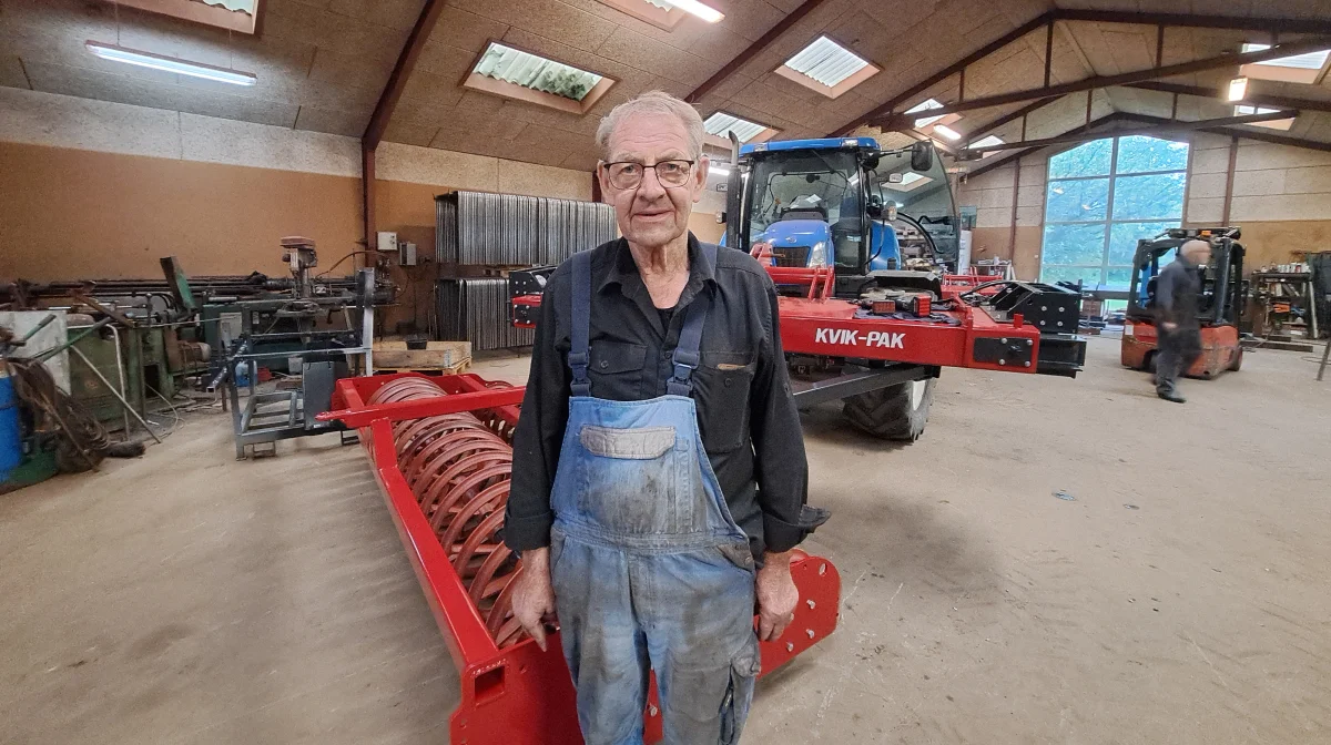 Søren Kjærgaard er udlært traktormekaniker, men han er samtidig lidt af en opfinder. Kvik-Pak er et markredskab, han selv har fået ideen til – og siden har fået patent på. Fotos: Lone Lærke Krog