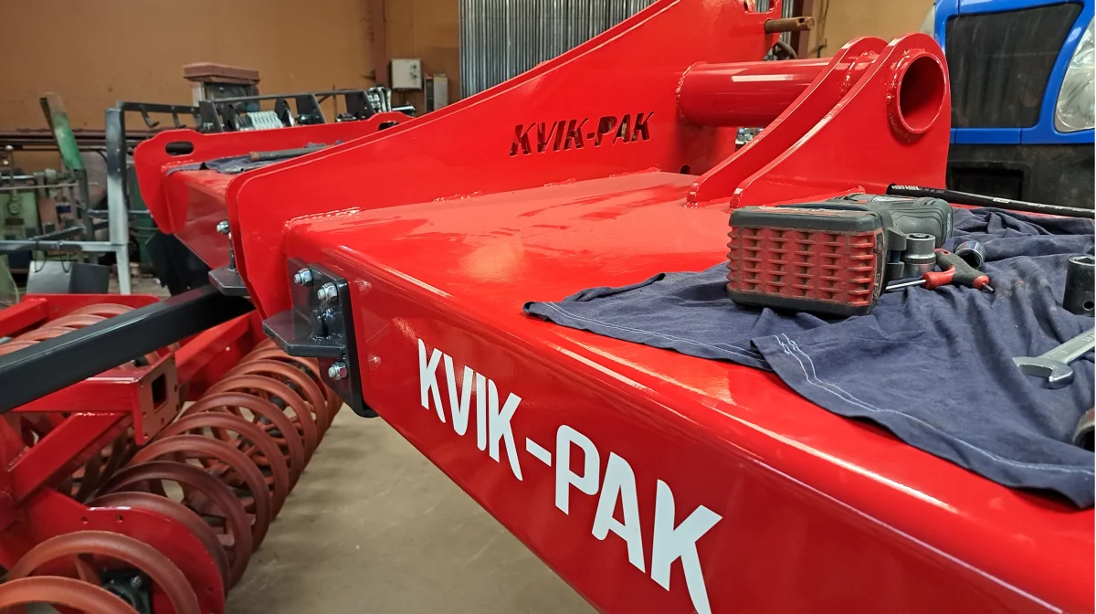 Jordpakkeren monteres på forenden af traktoren. Den er forsynet med teleskoparme, der via hydraulik skyder pakkeren fra side til side. Jordpakningen sker i samme arbejdsgang som pløjningen. 