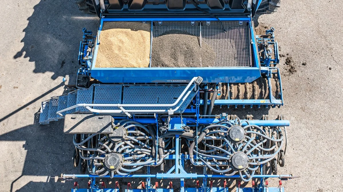 Tankkapaciteten på Lemken Solitair MR er 1.500 liter, og såsættet kan opgraderes til en 2.000 liters tank, som kan deles i et 60/40-forhold.