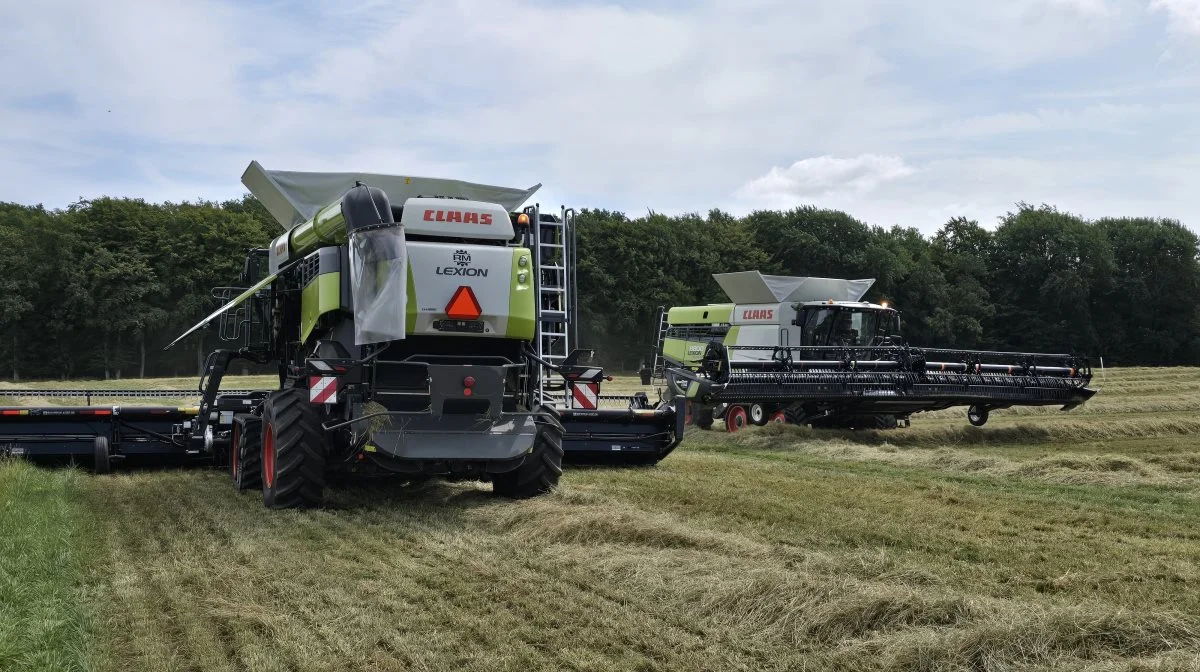 I går blev der kørt på Ravnholts marker med i alt fire mejetærskere, heraf de tre fra Agro Alliancen.