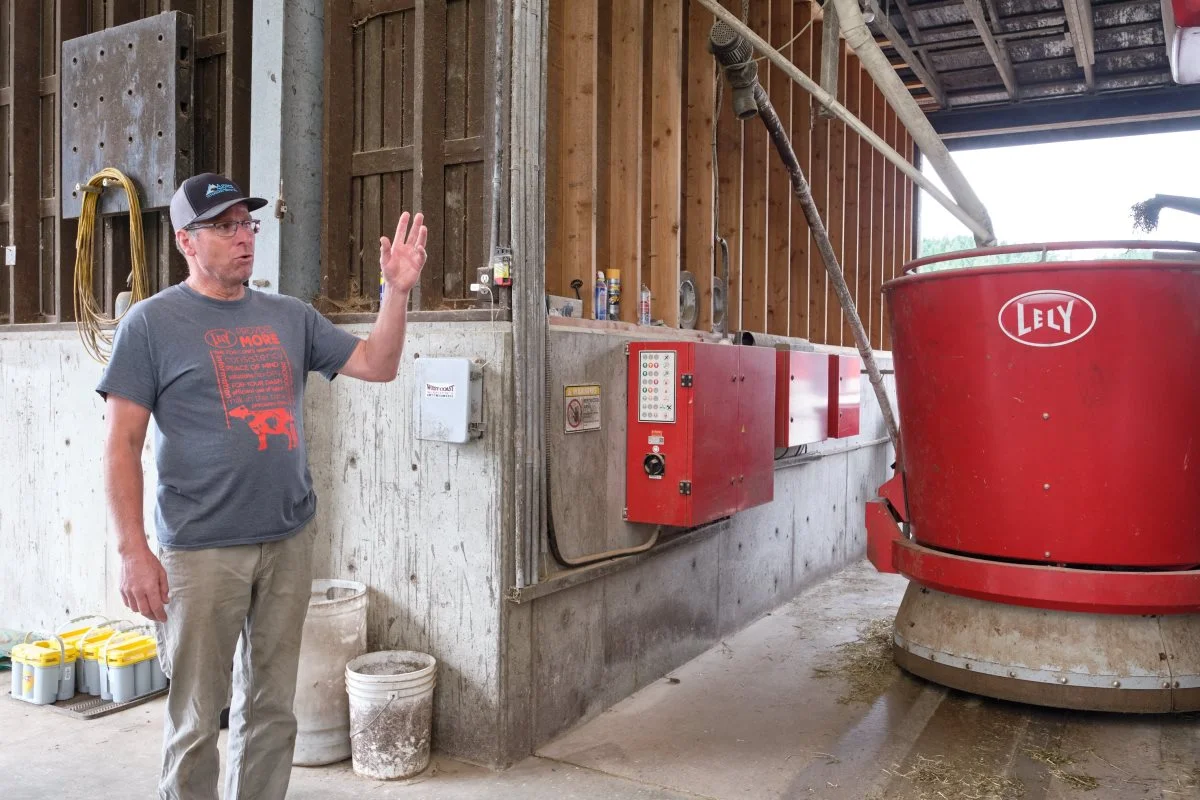 Ben vanBoven forklarer om funktionen af det automatiske foderanlæg, som blander foderemnerne – og blandt dem er der ingen våd ensilage, men nok wrappet høsilage.