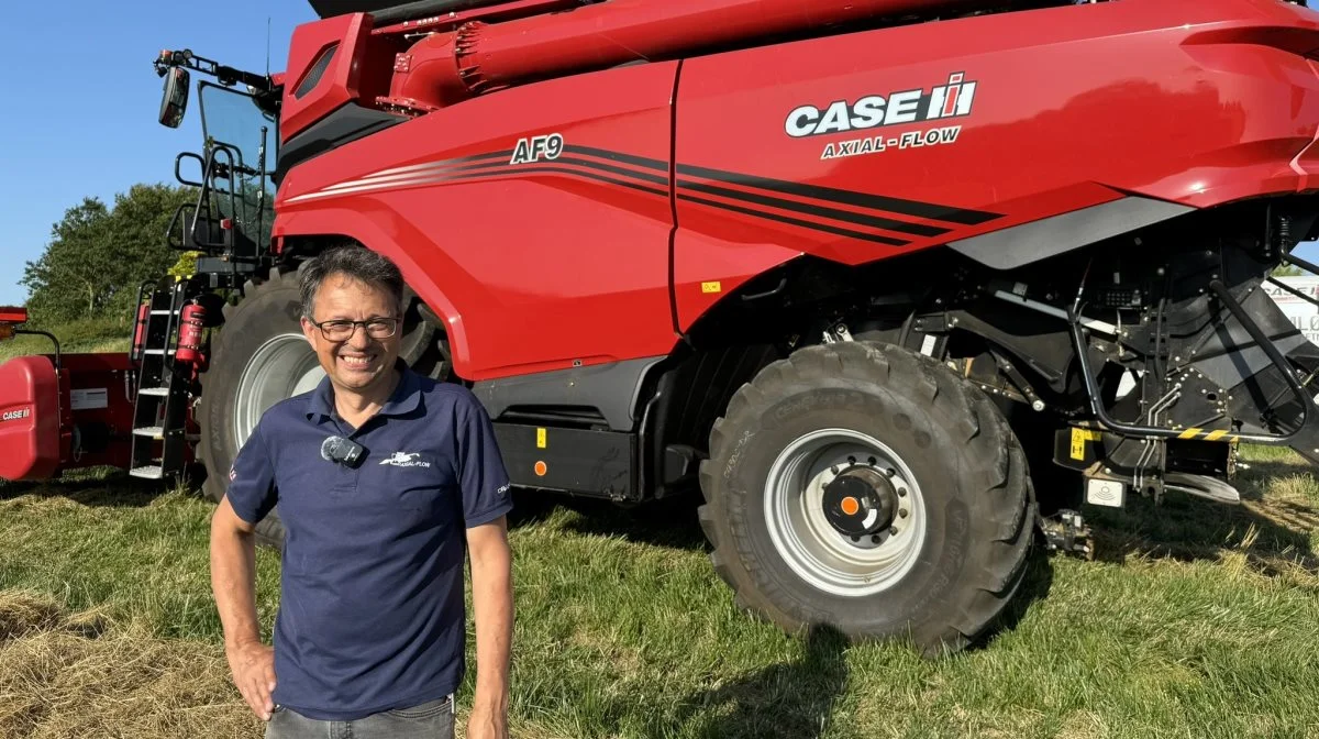 - Vi har stadig lang vej foran os, og dette er en testmaskine - den eneste af sin slags i verden. Kabinen er stort set den samme som på vores 250-serie. Korntanken rummer nu 16.000 liter og har en aftømningskapacitet på 160 liter i sekundet. Bagenden er ændret, og der kan i fremtiden vælges mellem en integreret snitter eller en bagmonteret snitter, forklarer Niels Petersen, høstspecialist for Case IH i Danmark. Foto: Per Jørgensen