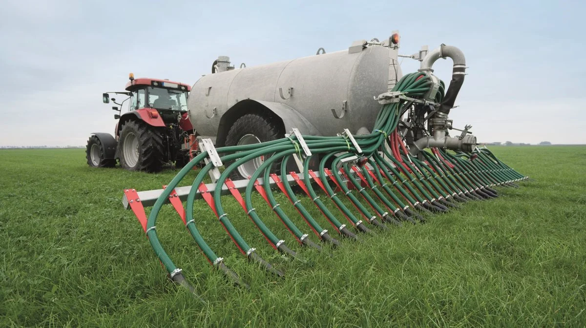 UniSpread-bommen kan udstyres fleksibelt med gylleslanger eller efterfølgende slæbeskoteknologi (som vist på billedet). Foto: Vogelsang GmbH & Co. KG