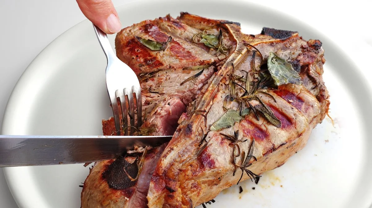 Den italienske specialitet, Fiorentina-steaken, er et stort og mørt stykke kød skåret fra midterstykket af kalven.