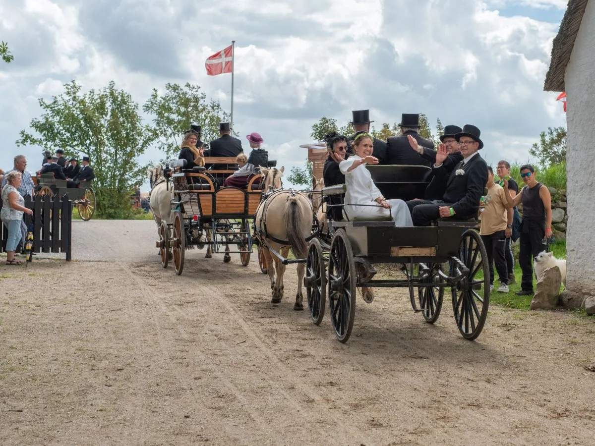 Herremandens datter Kristine Elle blev i 1872 gift med forvalter Wilhelm Bruhn. Nu 152 år senere gengives brylluppet med digitaliserings- og ligestillingsminister Marie Bjerre (V) og Jan Bjerre Holst i rollerne som brudeparret.