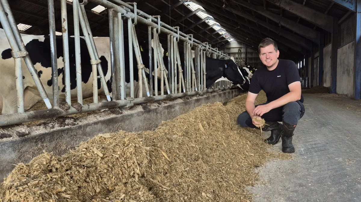 - Måske skal vi kigge på en sandvasker, så vi kan levere gylle til biogas. Og så skal vi have teltoverdækning på gylletankene – de er allerede bestilt, siger Rasmus Nielsen, Himmerland. Foto: Tenna Bang