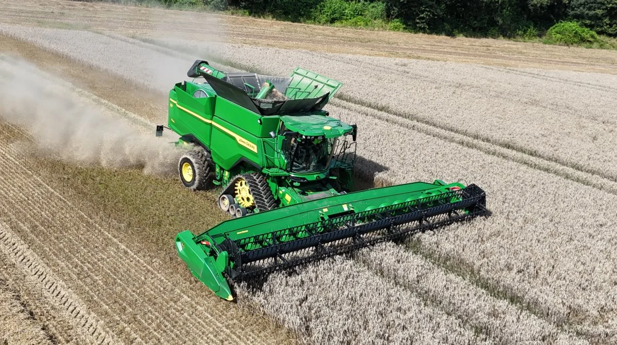 Den nye mejetærskerserie S7, der tilbydes i fire modeller S7 700, S7 800, S7 850 og S7 900 på billedet, har automatisering af alle høstindstillinger og forudseende fremkørselshastighed. S7-serien har en ny kabine, design og navngivning samt integrerede avancerede præcisionslandbrugsfunktioner, der tilbyder en bred vifte af teknologi, som allerede findes på John Deere X9-mejetærskerne, - her i gang med en hvedemark under presseeventet. Foto: Per Jørgensen