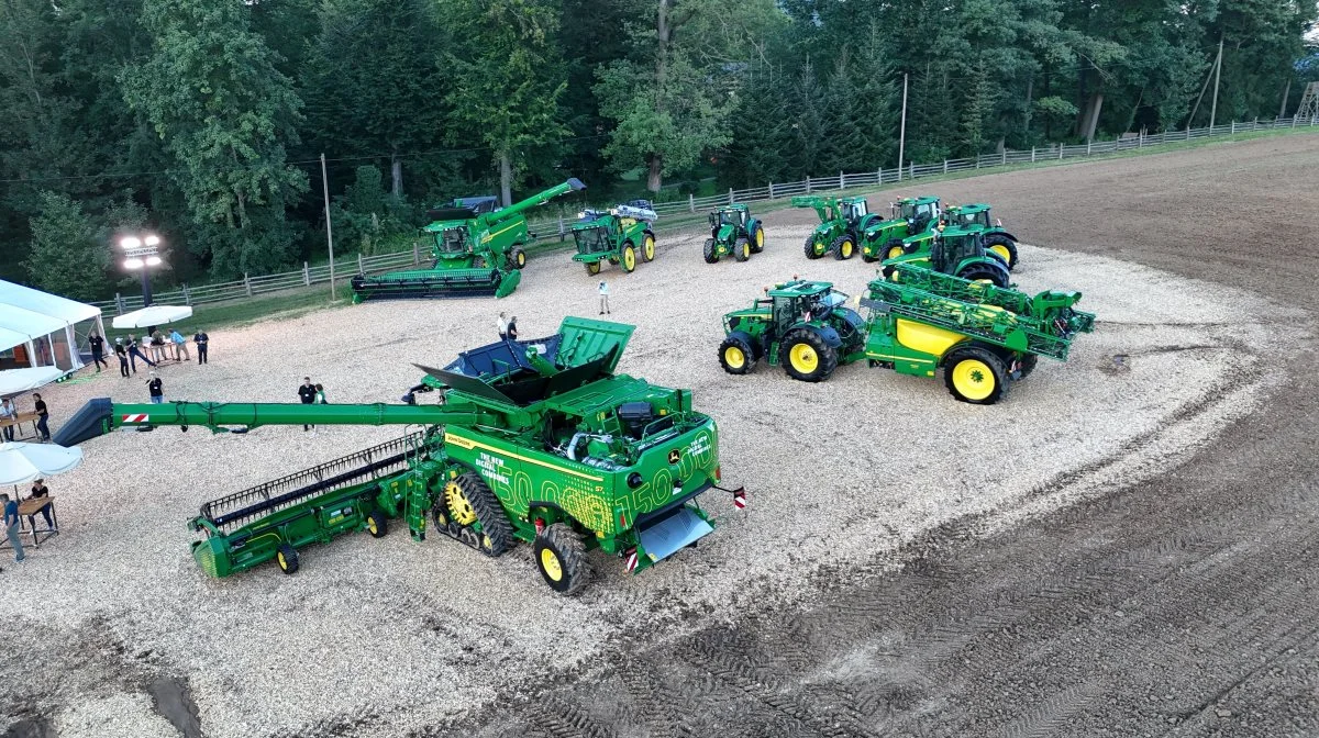 John Deere præsenterede alle deres præcisionsteknologier og maskinnyheder for 2023 og 2024 på et Summer Field Camp-event i Tyskland i mandags for den europæiske fagpresse. John Deere har stor fokus på digitalisering af deres maskiner, dels på grund af stigende miljøkrav fra EU og forbrugerne og dels for at leve op til en bæredygtig produktionsform. Foto: Per Jørgensen