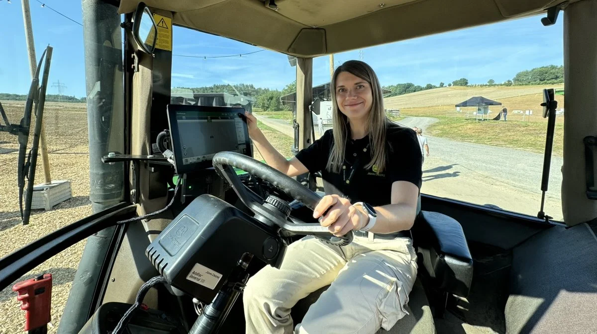 Precision Ag Essentials Package tilbydes til alle typer af landbrug og maskinstationer. - Med denne pakke har landmænd og maskinstationer flere muligheder for at kickstarte deres smart-farming-tiltag eller opgradere deres maskinpark til den nyeste teknologi, uanset mærke eller alder på udstyret, forklarer dr. Natalia Pauge, Product Marketing Manager Precision Ag for Europa hos John Deere, der her ses i en ældre John Deere-traktor med Precision Ag Essentials Package. Foto: Per Jørgensen