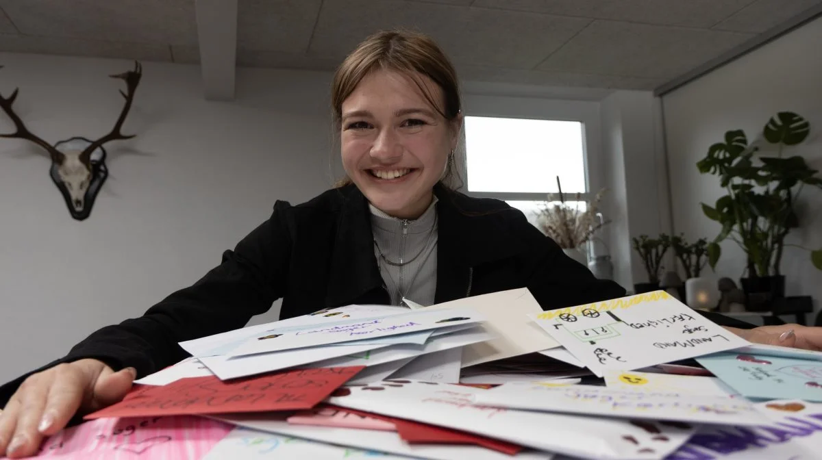 - Nu er jeg ved at græde, sagde Bianca med et stort smil, efter at tv-vært Lene Beier kunne hælde de mange breve ud på bordet. Foto: Anders Brohus / TV 2 