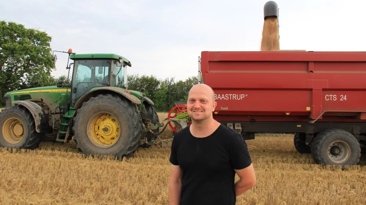 Onsdag høstede Ballegaard hvede, og torsdag står den måske på såning af vinterraps, lyder det fra Emil Jensen. Han står til daglig med ansvaret for 30.000 øko-høns og 96.000 skrabehøns, men følger også med i markarbejdet.