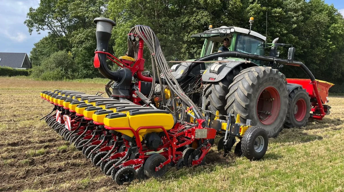 Tipsmark Maskinstation har fået sat det første sæt bestående af Grange CCT6 og en 12-rækket Väderstad Tempo. Foto: Semler Agro