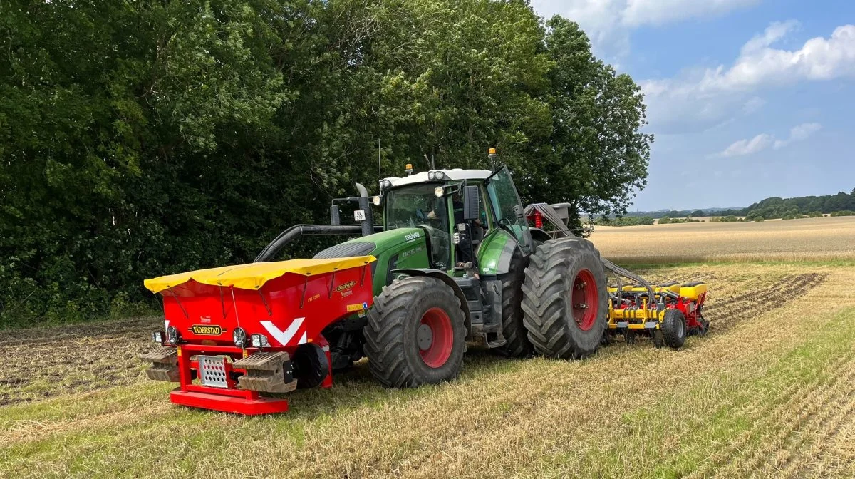 Selv med fronttanken i snuden er Fendt'en udfordret, når grubber og såmaskine skal løftes fra jorden. Foto: Semler Agro