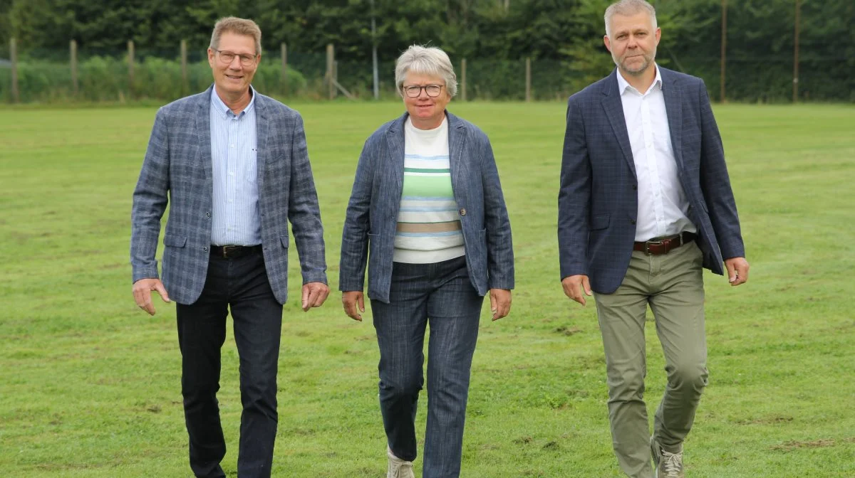 De tre ejendomsmæglere fra venstre Palle Jespersen, Birthe Pedersen og Søren Svanholm, glæder sig over de mange aktører på landbrugsejendomsmarkedet og ser mange muligheder i salg af landbrugsejendomme på tværs af Danmark.