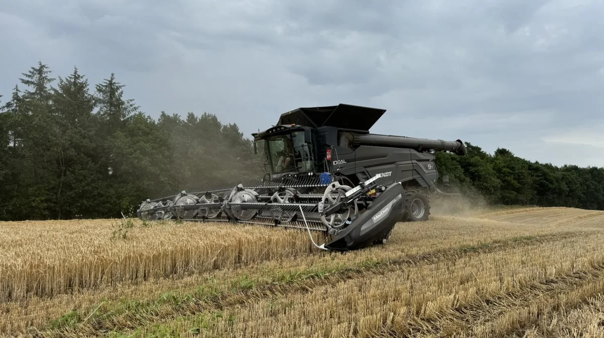 Flexdraper FD 245-skærebordene får stor ros med på vejen fra mejetærskerpilot Poul Nielsen på den ene af de to Fendt Ideal 9T.