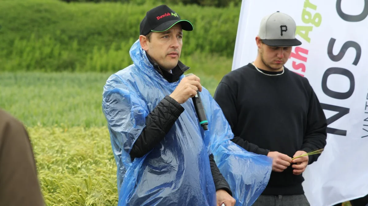 Jeppe Hybholt produktchef for planteavl, Danish Agro, da han tidligere på sommeren fortalte om vinterhvedesorten Pacman og brødhveden SY Revolution. Foto: Henriette Lemvig