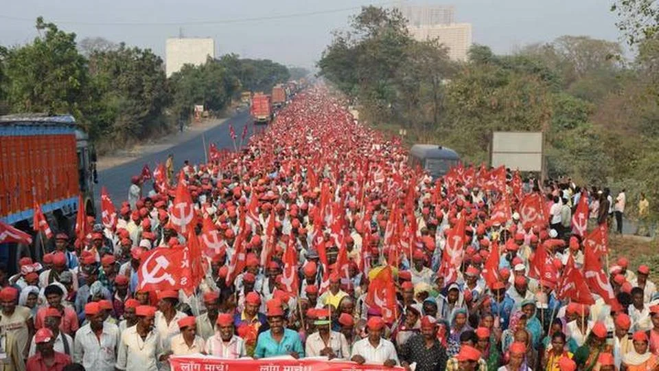 25.000 indiske landmænd startede for et par måneder siden en 180 kilometer lang protestmarch mod delstatsregeringen i Mumbai. Undervejs sluttede flere og flere landmænd sig til og ved ankomsten til Mumbai var mængden vokset til 60.000 landmænd.