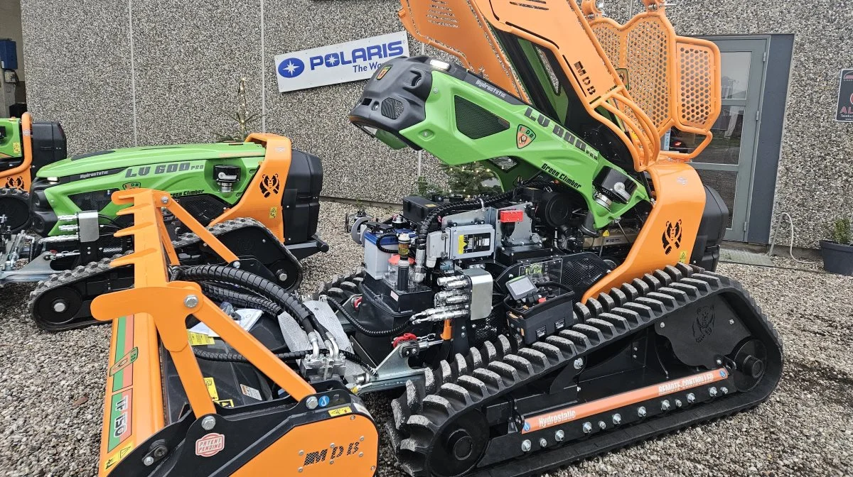 Der kan tilkobles alle mulige forskellige redskaber på de fjernstyrede skråningsklippere, som dermed kan klare mange opgaver. Foto: Nordland ATV