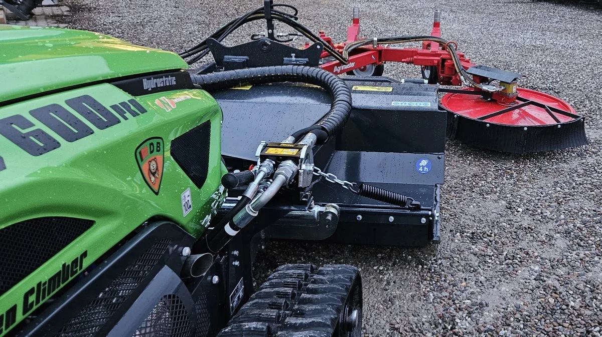 Nordland ATV har udbygget de italienske skråningsklippere. Her med både en slagleklipper og en underhegnsklipper, som blandt andet er effektiv i solcelleparker. Foto: Nordland ATV