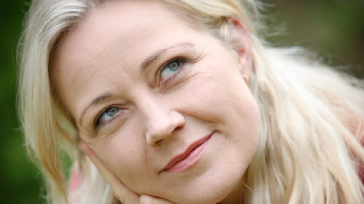 Sange og fortællinger ledes af Anette Prehn, der modtager Aakjærprisen 2024 for sin udgivelse af Jeppe Aakjærs »usunge sange«.