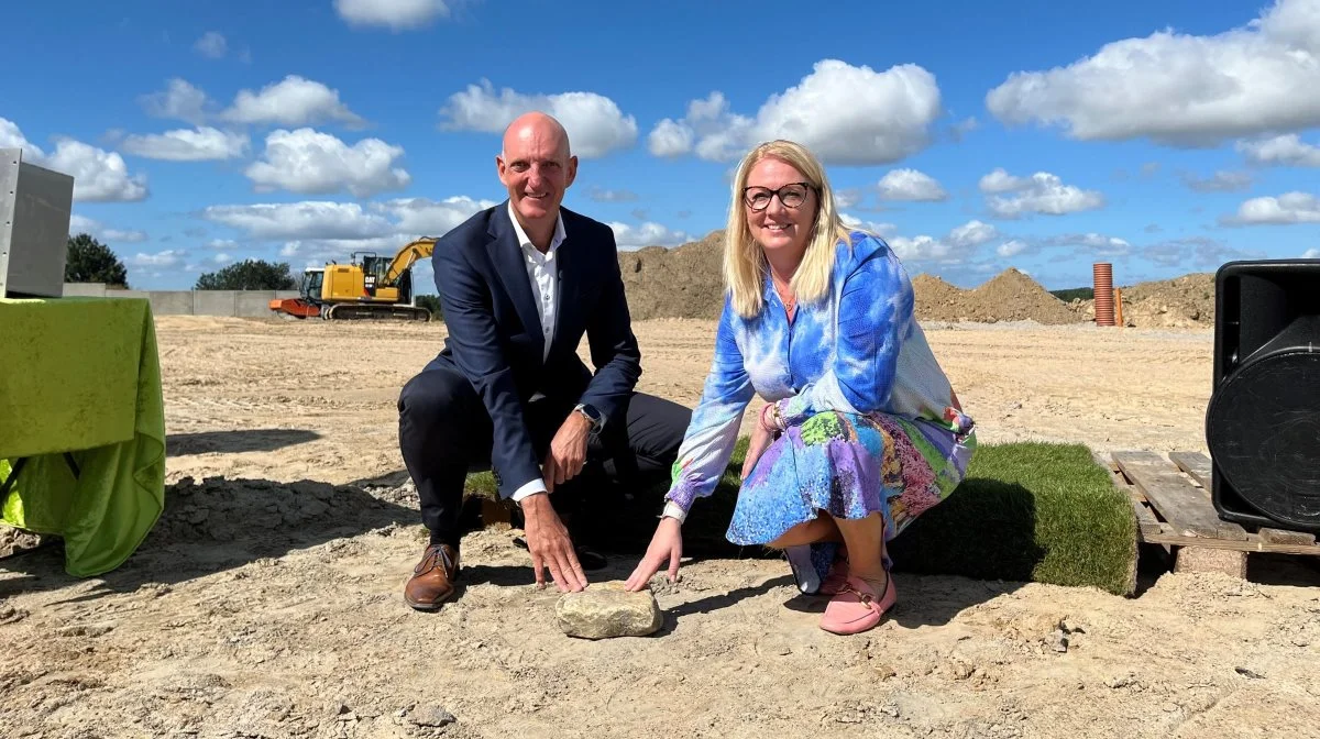 Søren Halbye, administrerende direktør i DLF, og Vicky Holst Rasmussen, borgmester i Egedal Kommune, har lagt grundstenen til frøkoncernens nye base i Nordsjælland. Foto: Jesper Hallgren 