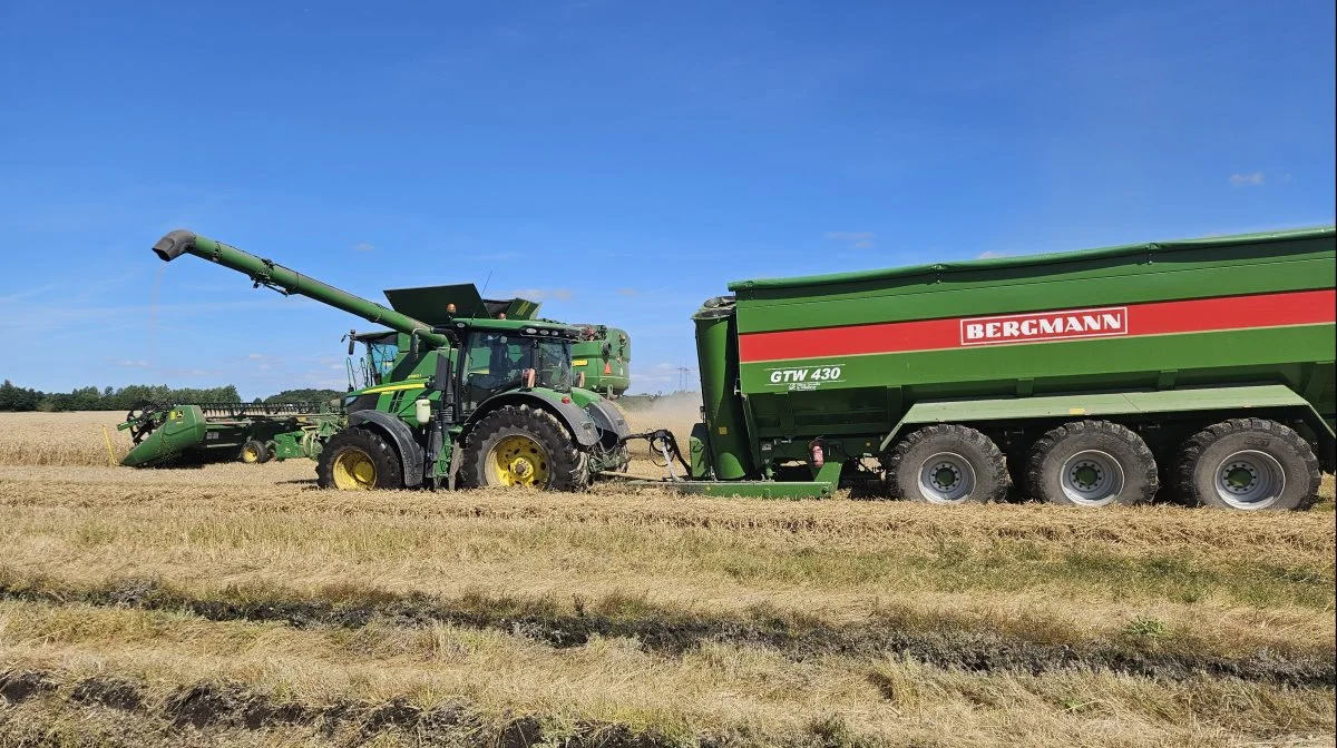 Mens bælterne holder mejetærskerne oppe, er der mange lumske steder for traktor og vogn. 