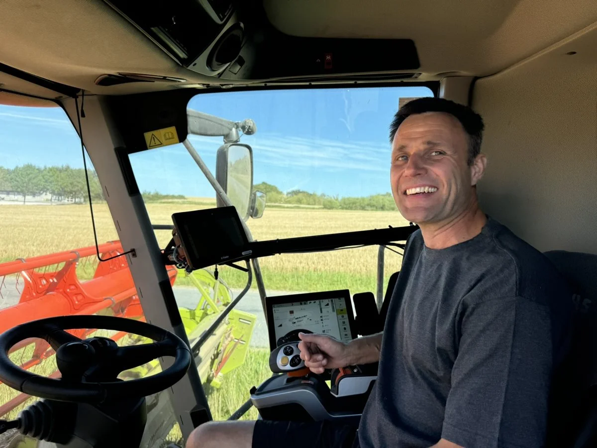 Driftsleder Jesper Lyngaae er pilot på Molbo Agros Claas Lexion 6700 med 31 fods skærebord. 