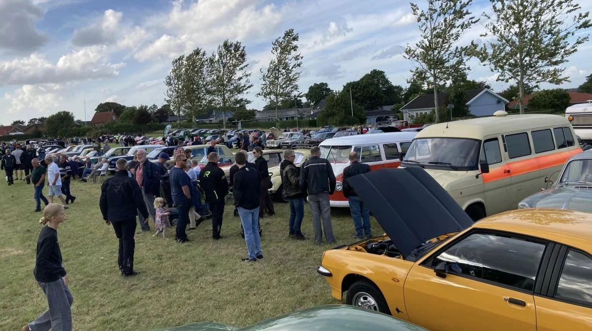 Torsdag aften varmede 190 veteranbiler og 145 motorcykler dyrskuepladsen op.