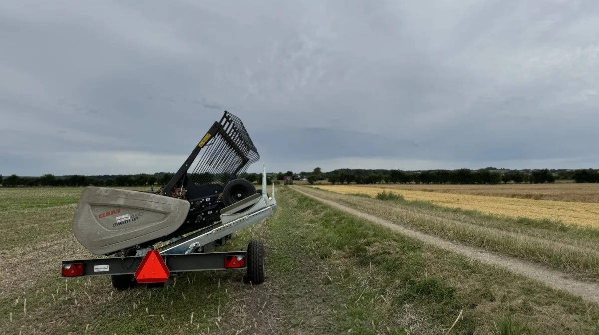 Pickup-bordet, der er købt i samarbejde med en nabo, giver en fleksibilitet i det brede sædskifte. Blandt andet er fremavlsærterne skårlagt og høstet med pickuppen. 