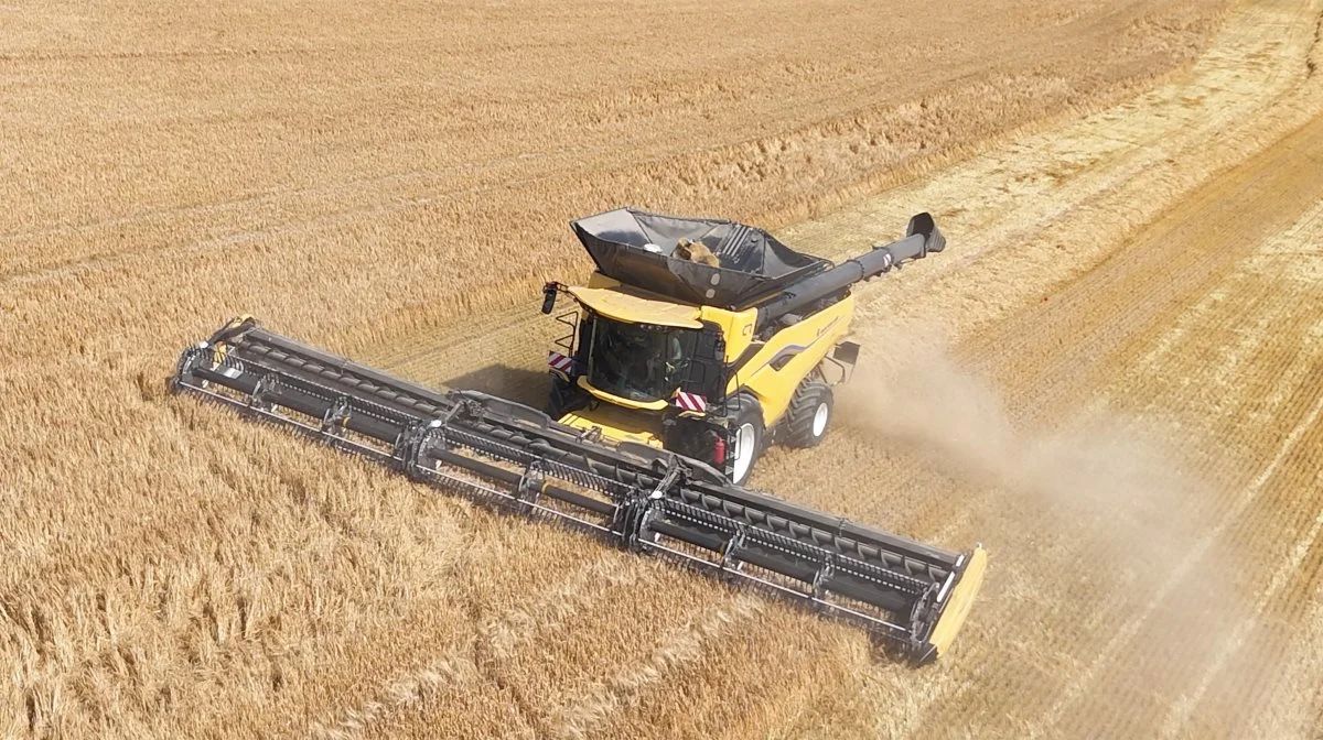 Den nye New Holland CR11-rotormejetærsker er i disse dage på demotour i Danmark. I tirsdag besøgte stortærskeren Rubenlund Agros marker ved Tranekær på Langeland, hvor mejetærskeren i et perfekt høstvejr imponerede i en vårbygmark. Fotos: Per Jørgensen