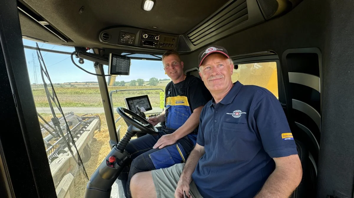 Sælger Michael Clausen fra Egebjerg Smedie (bagerst), der var demopilot og sælger Niels Simonsen fra Kragmann i Middelfart, havde få tjansen at vise den nye New Holland CR11 frem for de mange interesserede som de første par dage var mødt frem.