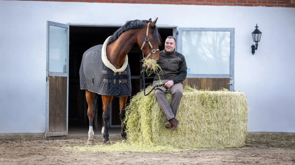 Marcus Westergren servicerer cirka 2.000 heste med wrap, hø og halm, og ambitionerne er endnu større. Privatfoto