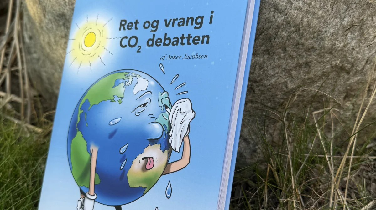 Bogen »Ret og vrang i CO2-debatten«, som er skrevet af kemiingeniør Anker Jacobsen, er en letlæst indflyvning i processerne, der har ført til udfordringerne med verdens globale klima. Bogen giver også nogle anvisninger på en vej ud af krisen. Foto: Anne Wolfenberg