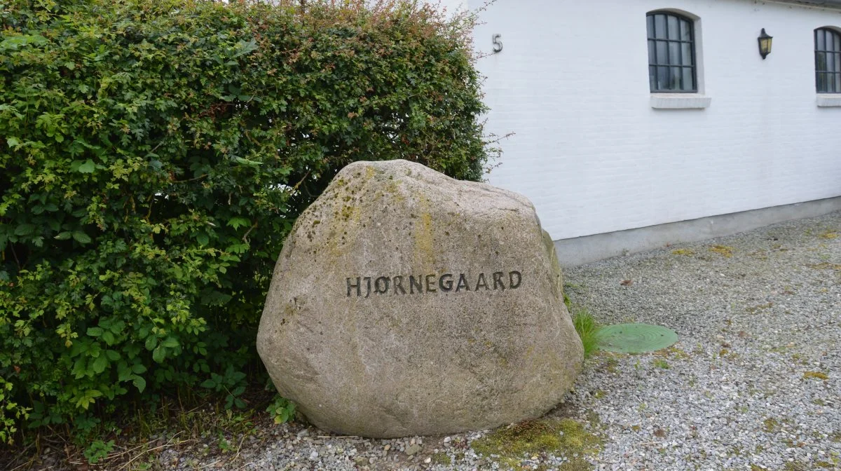 Gitte Nyberg Bech møder Claus Bech og flytter ind hos ham på Hjørnegaarden i Gamby.