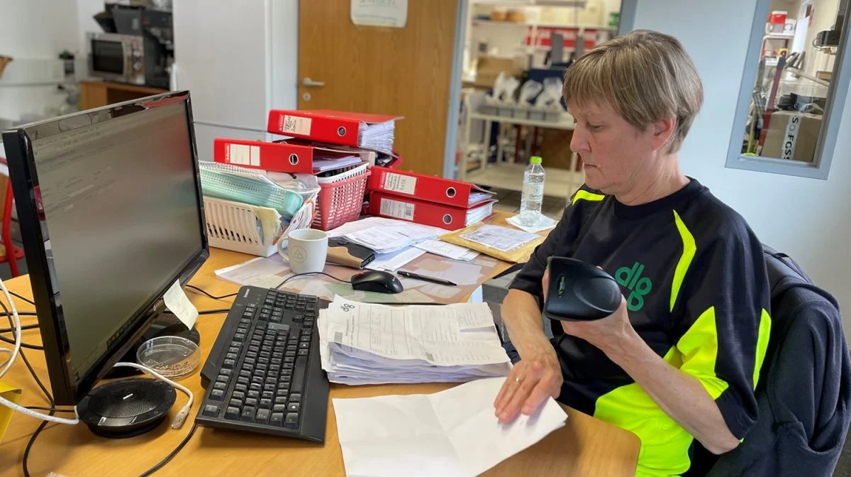 Gitte Justesen leder laboratoriet. Hun startede selv som høstmedhjælper, mens hun var under uddannelse til laborant. Foto: DLG