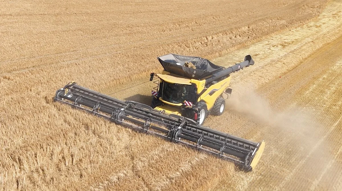 Den nye New Holland CR11-rotormejetærsker var i sidste uge på demotour på Fyn. Blandt andet på Rubenlund Agros marker ved Tranekær på Langeland, hvor mejetærskeren i et perfekt høstvejr imponerede i en vårbygmark. Fotos: Per Jørgensen