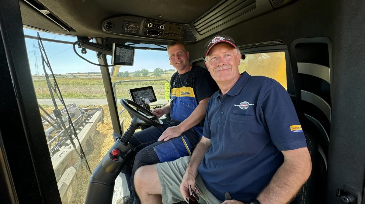 Sælger Michael Clausen fra Egebjerg Smedie (bagerst), der var demopilot, og sælger Niels Simonsen fra Kragmann i Middelfart havde få tjansen at vise den nye New Holland CR11 frem for de mange interesserede de første dage.