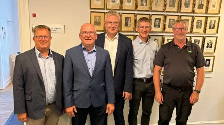 Der var god stemning, da LVK var på besøg hos fødevareminister Jacob Jensen i sidste uge. Fra venstre ses bestyrelsesmedlem Allan Nordahl, formand Anders Peter Jensen , fødevareminister Jacob Jensen(V), chefdyrlæge for LVK's griseafdeling Claus Heisel samt chefdyrlæge for kvægafdelingen i LVK, Kenneth Krogh. Foto: LVK
